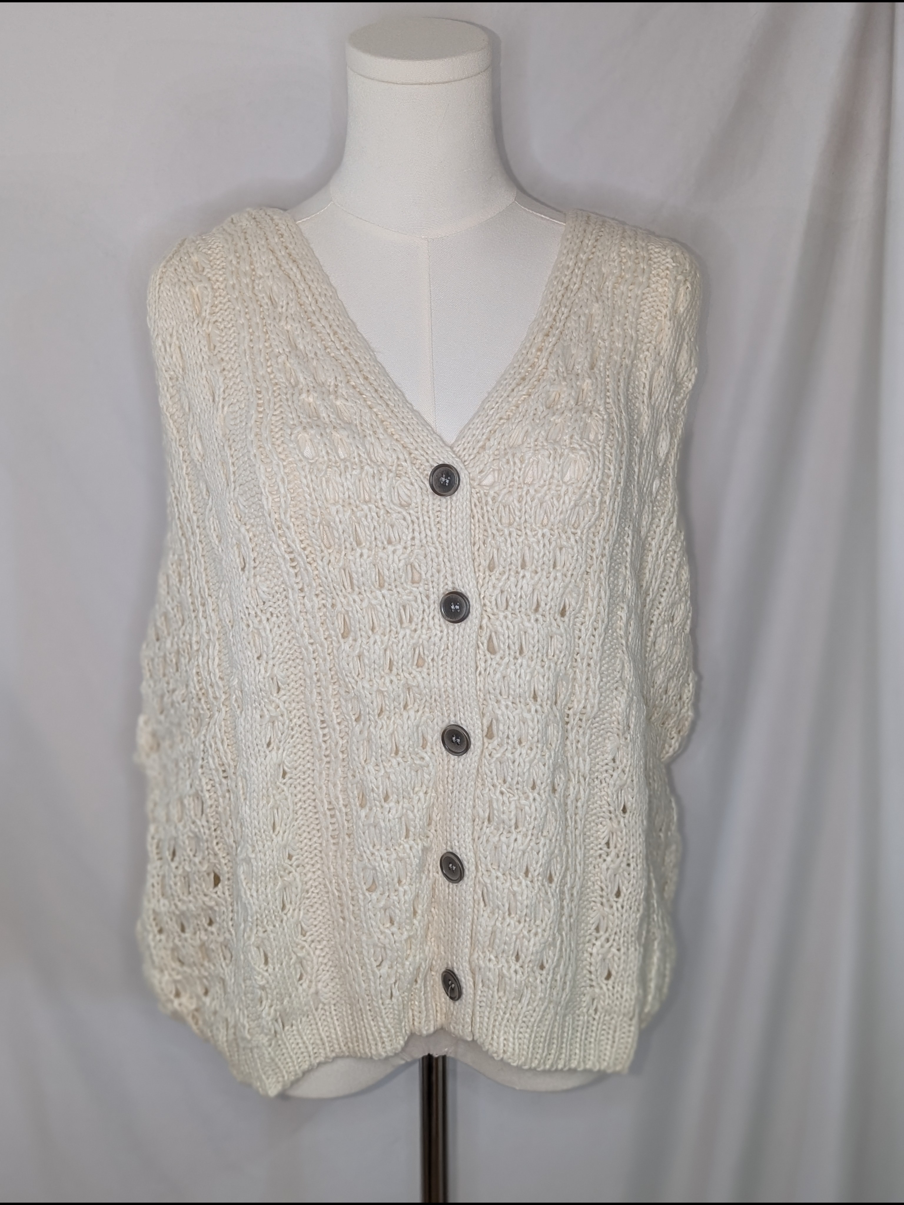 Sage & Fig Cream Lightweight Knit Sleeveless Sweater Vest Nwt